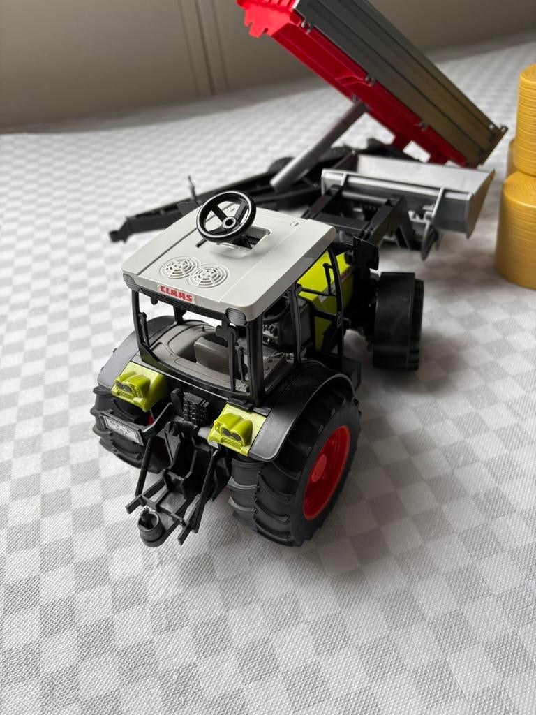 Bruder tractor met aanhanger en hooirollen, Ophalen of Verzenden, Zo goed als nieuw