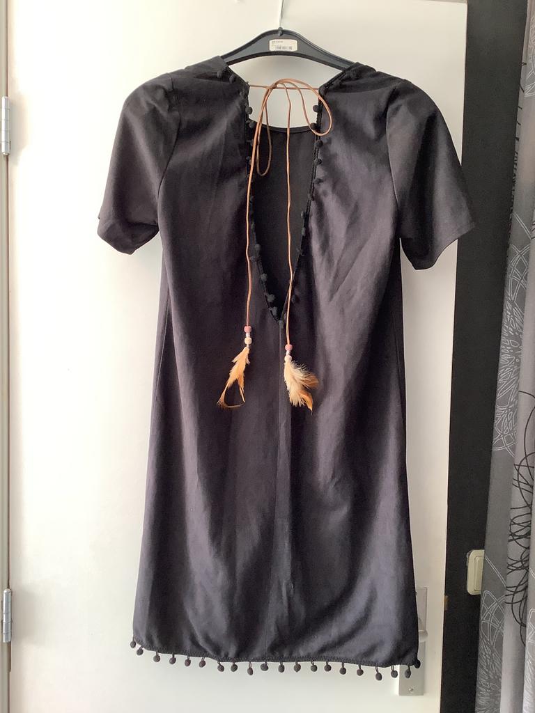 Hippie Ibiza Stijl Velvet Jurk met Veren en Pompons, Kleding | Dames, Jurken, Zwart, Ophalen of Verzenden, Zo goed als nieuw, Maat 36 (S)