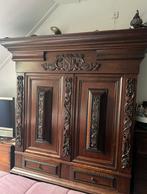 Donkerbruine houten kast met houtsnijwerk, Antiek en Kunst, Antiek | Meubels | Kasten, Ophalen of Verzenden