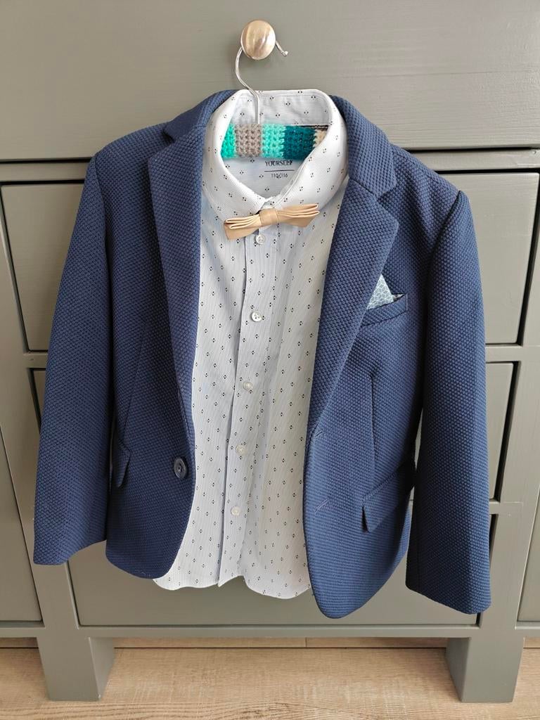 Blauw jasje met overhemd en strikje maat 110/116, Kinderen en Baby's, Kinderkleding | Maat 110, WE Suiting yourself, Overhemd of Blouse