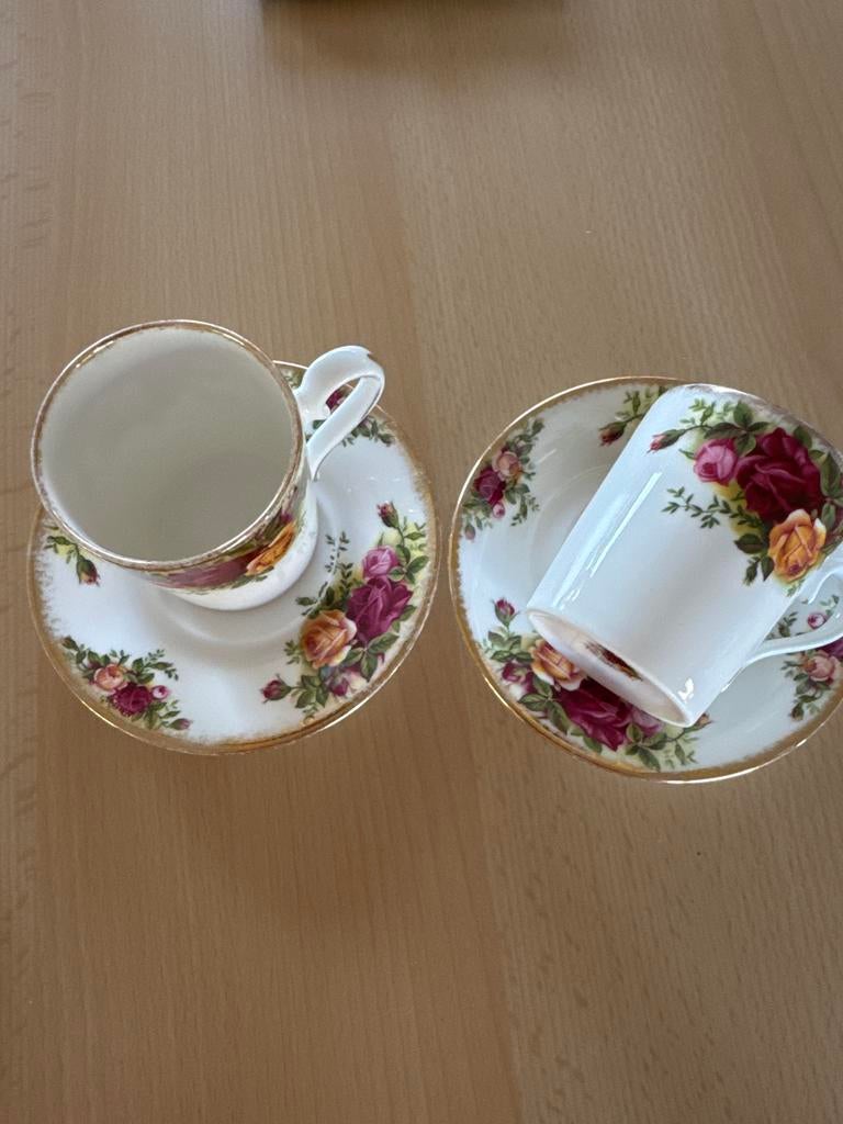 Twee Royal Albert Old Country Roses kop en schotels, Antiek en Kunst, Ophalen of Verzenden