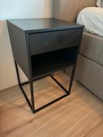 2 zwarte metalen nachtkastjes, Gebruikt, Minder dan 45 cm, Metaal of Aluminium, 55 tot 70 cm