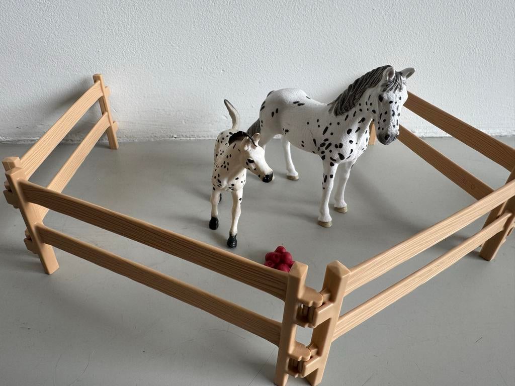 Schleich paarden met hekken en appels - zwart wit, Ophalen of Verzenden, Zo goed als nieuw, Jongen of Meisje