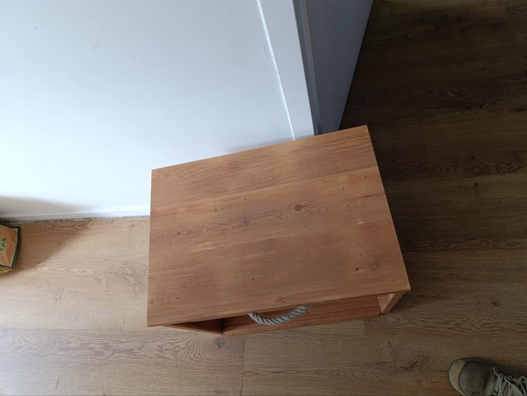 Gratis af te halen: Houten nachtkastje / bijzettafel, Huis en Inrichting, Ophalen, Zo goed als nieuw, Hout, Minder dan 45 cm