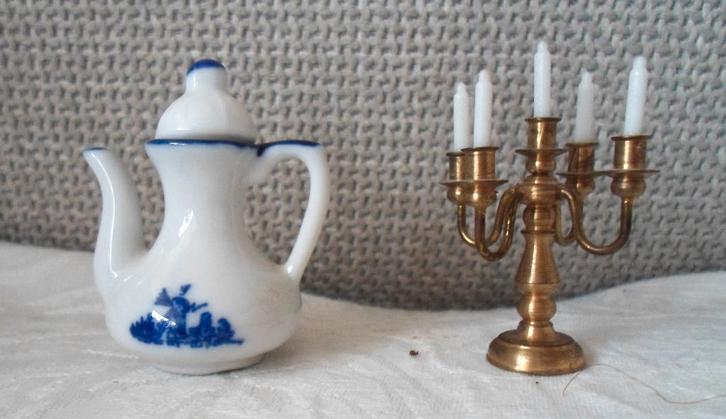 Delfts blauw koffiekannetje en koperen kandelaar., Verzamelen, Poppenhuizen en Toebehoren, Zo goed als nieuw, Gebruiksvoorwerp