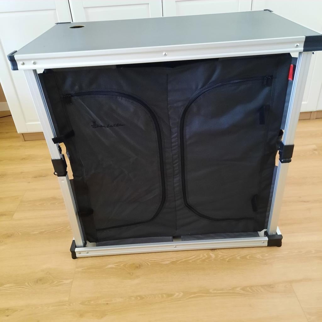 Isabella campingkast, Caravans en Kamperen, Kampeermeubelen, Ophalen of Verzenden, Zo goed als nieuw, Campingkast