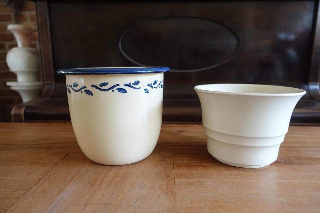 2 grote roomwitte ecru bloempotten - aardewerk - v.a. 1,50, Gebruikt, Rond, Ophalen of Verzenden, Balkon