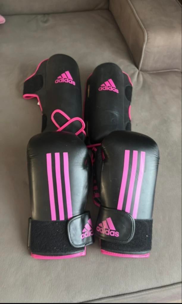 Adidas Kickboks set - Zo goed als nieuw, Sport en Fitness, Vechtsporten en Zelfverdediging, Ophalen of Verzenden, Zo goed als nieuw