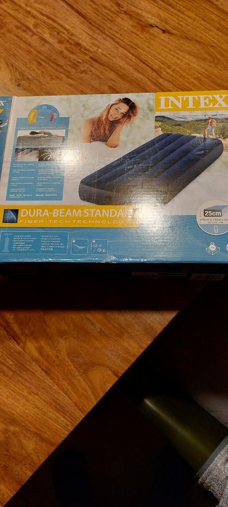 Luchtbed één persoons+ pomp, Caravans en Kamperen, Luchtbedden, Ophalen of Verzenden