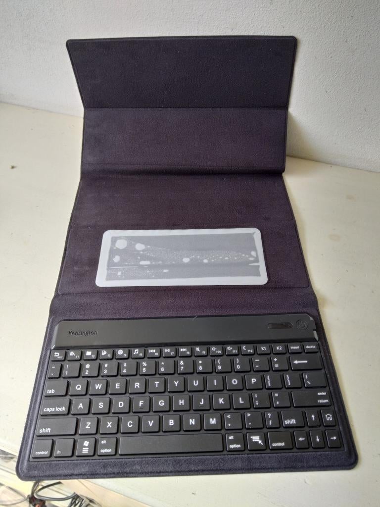 2 tablet hoezen met toetsenbord bij de voor 10inch tablets, Ophalen of Verzenden, Zo goed als nieuw, 10 inch, Bescherming voor- en achterkant