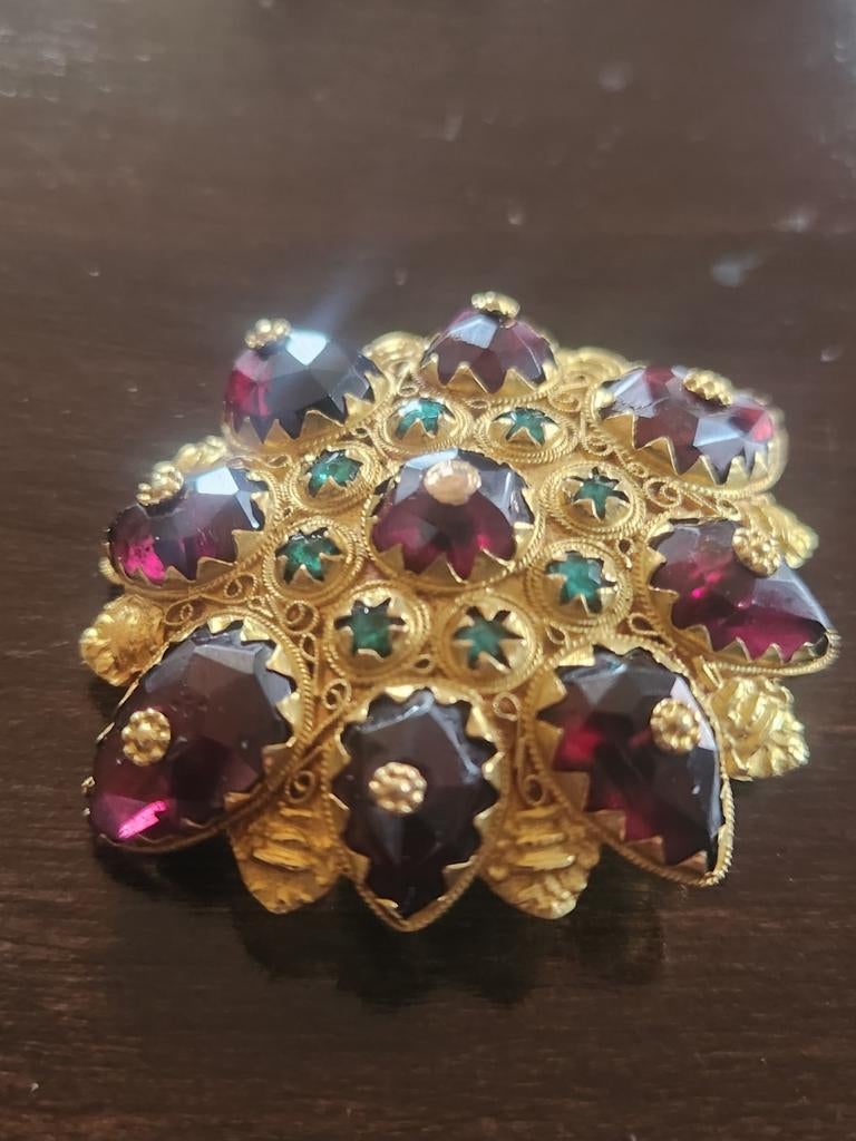 Vintage Broche met Robijnrode en Groene Stenen, 4 tot 7 cm, Gebruikt, Geel, Ophalen of Verzenden