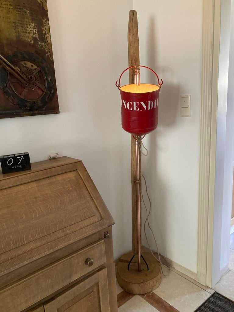 Staande lamp met antieke brandweeremmer, Ophalen, Gebruikt, Hout, 150 tot 200 cm
