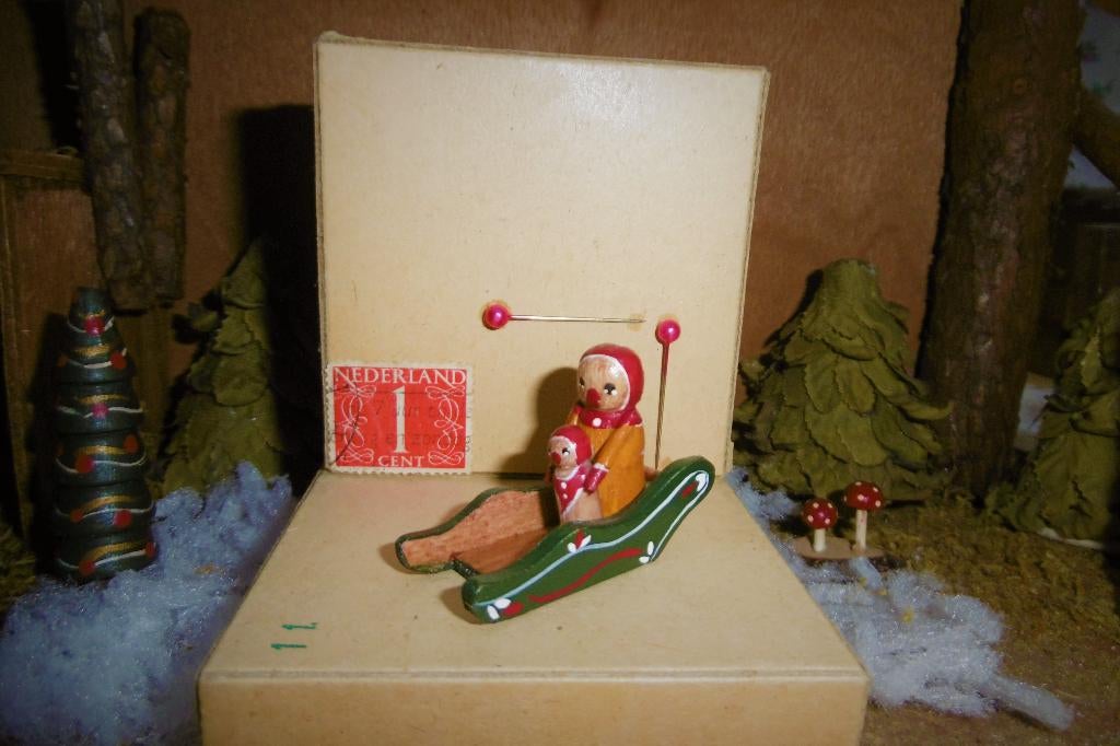Oud houten miniatuur popje slee kerst speelgoed winkel pop, Diversen, Kerst, Verzenden