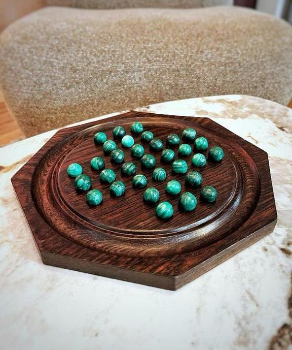 Solitaire spel met houten bord en groene knikkers, Ophalen of Verzenden, Minder dan 500 stukjes, Gebruikt, Overige typen