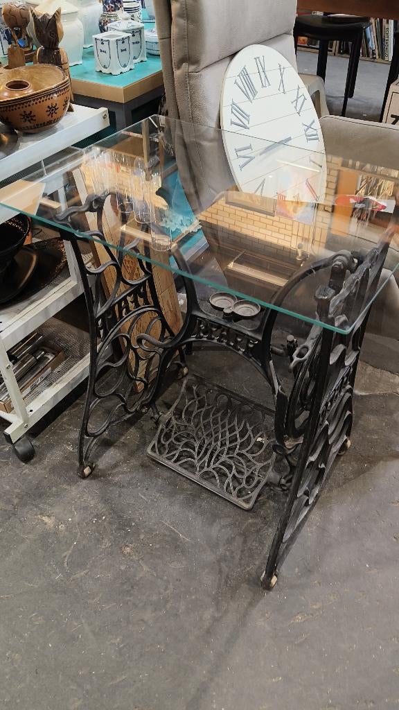 Antieke Pfaff trapnaaimachine met glasplaat, Ophalen