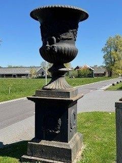 2 x Grote gietijzeren vaas op sokkel, Ophalen, Gebruikt