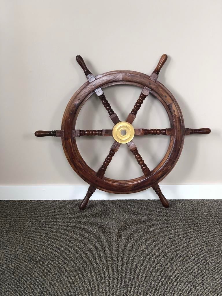 Het stuurwiel van de boot stock afbeelding. Afbeelding bestaande uit