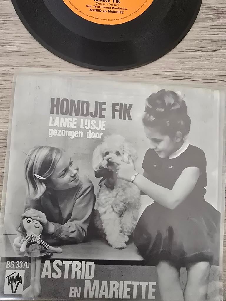 Astrid en Mariette/ hondje Fik, Cd's en Dvd's, Vinyl | Nederlandstalig, Ophalen of Verzenden, Gebruikt, 7 inch, Levenslied of Smartlap