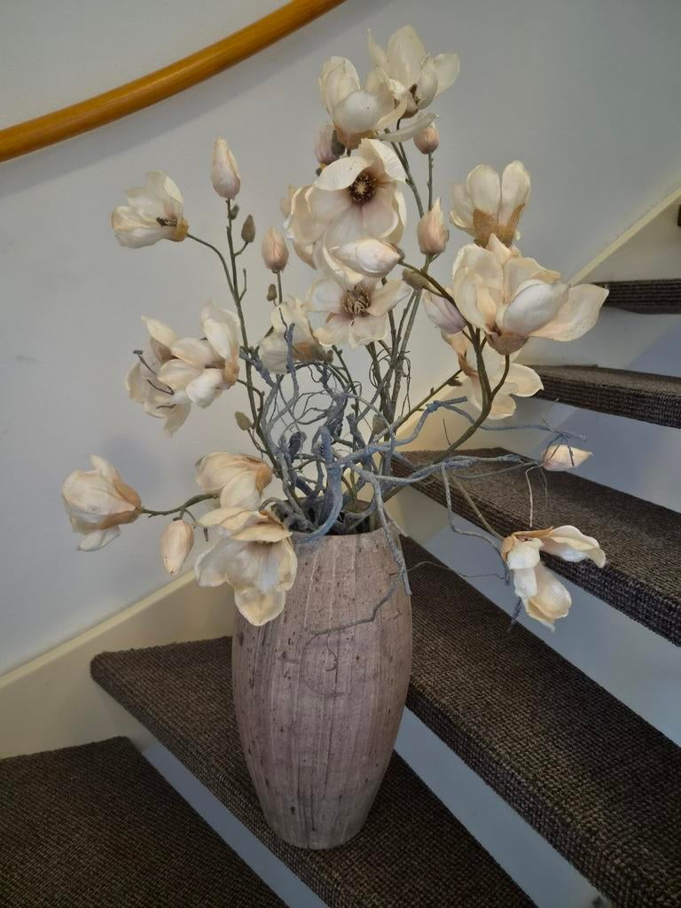 Decoratieve vaas met kunstbloemen (Magnolia), Ophalen, Overige materialen, Gebruikt, Overige kleuren