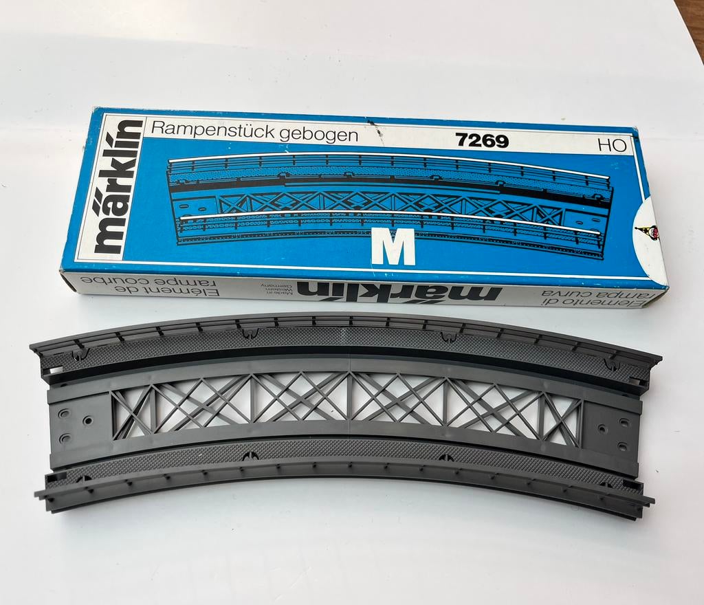 Märklin H0 7269 gebogen rampenstuk – met originele doos, Hobby en Vrije tijd, Wisselstroom, Rails, Ophalen of Verzenden, Zo goed als nieuw
