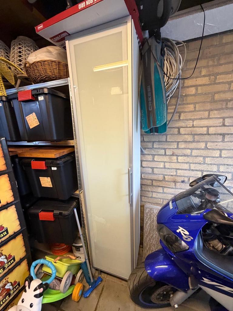 Gratis op te halen kast met glazen schapjes, Huis en Inrichting, Kasten | Overige, Ophalen, Gebruikt