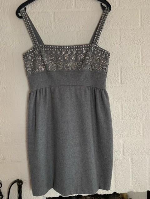 Jurk grijs met steentjes/diamantjes ruth tarvydas maat 42, Kleding | Dames, Jurken, Ruth tarvydas, Maat 42/44 (L), Ophalen of Verzenden