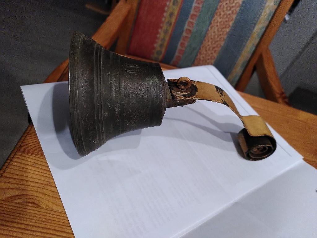 Antieke messing deurbel, Ophalen