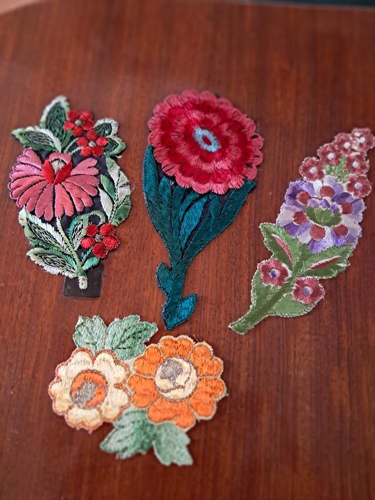 Zijden bloemapplicaties jaren 30 - Turmac zijdjes, Hobby en Vrije tijd, Ophalen of Verzenden, Zo goed als nieuw, Overige applicaties