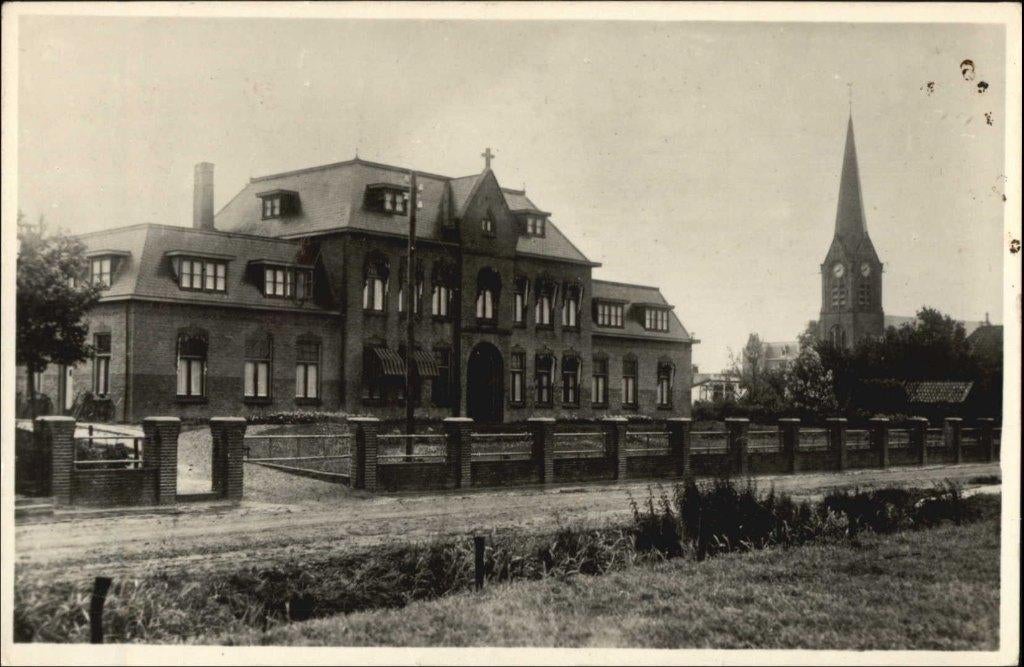 Kloosterburen (Gr) Het Therisia gesticht met kerk 1950., Verzamelen, Verzenden, 1940 tot 1960, Gelopen, Groningen