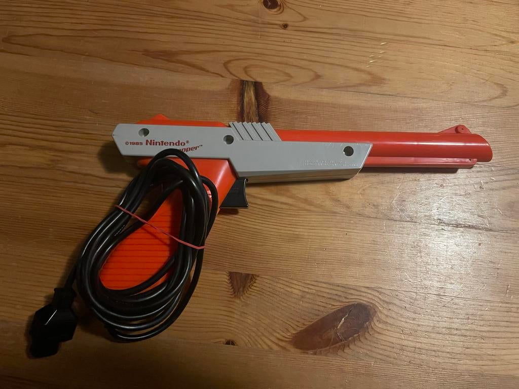 Nintendo NES Zapper Light Gun met Duck Hunt, Gebruikt, Shooter, 1 speler, Ophalen of Verzenden