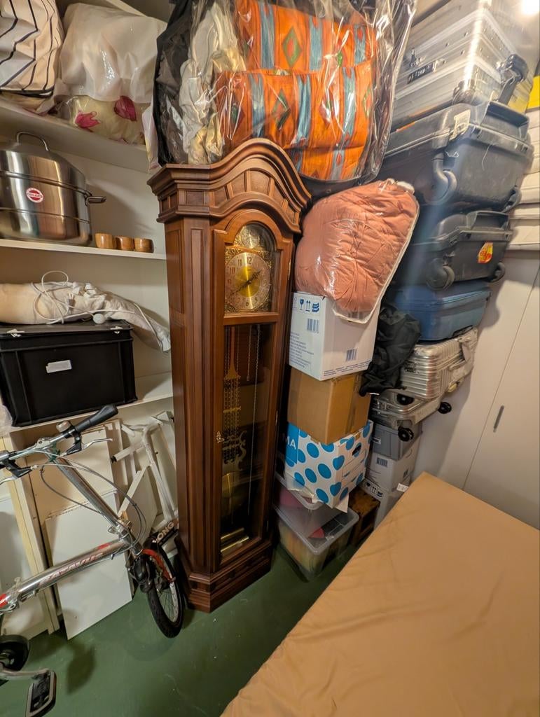 Notenhouten staande klok met Westminster slag- en speelwerk, Ophalen