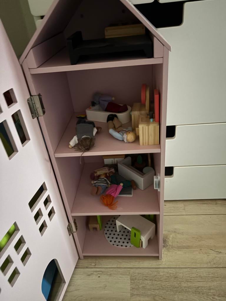 Roze houten poppenhuis met meubels en poppen hema, Kinderen en Baby's, Speelgoed | Poppenhuizen, Ophalen, Gebruikt, Poppenhuis