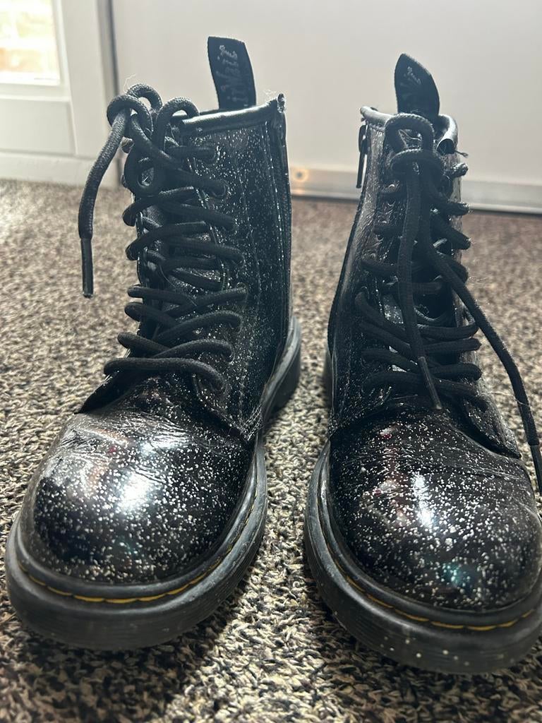 Dr. Martens mt 33 zwart lak met zilveren glitter, Ophalen of Verzenden, Gebruikt, Meisje, Laarzen