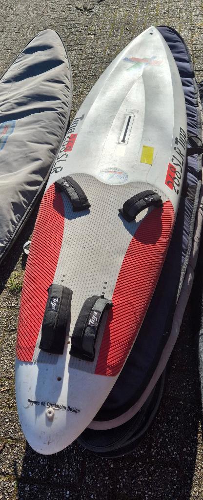 Tiga 268 SLR slalom raceboard - duratene, Watersport en Boten, Windsurfen, Gebruikt, Plank, 250 tot 300 cm, Met vin(nen), Minder dan 5 m²