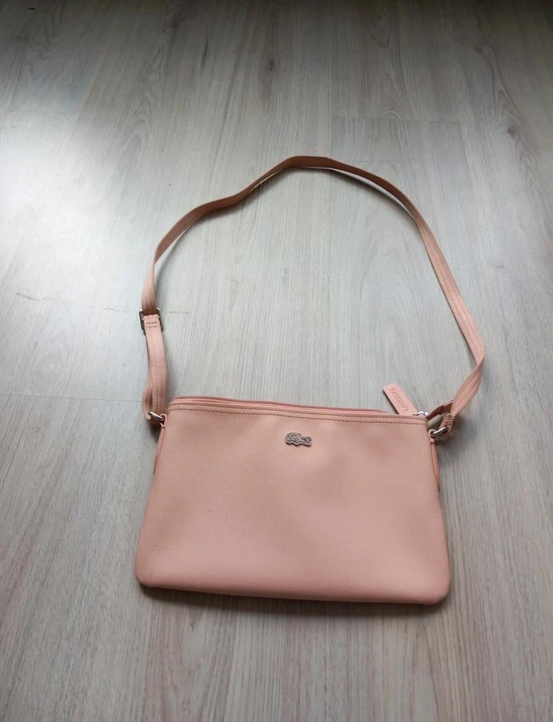 Leuke lichtroze Lacoste schoudertas, Sieraden, Tassen en Uiterlijk, Tassen | Damestassen, Ophalen of Verzenden