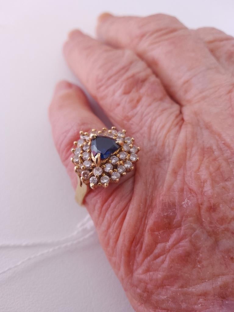Gouden ring met blauwe edelsteen en zirkonia's, Sieraden, Tassen en Uiterlijk, Ringen, Met edelsteen, Ophalen of Verzenden, Zo goed als nieuw