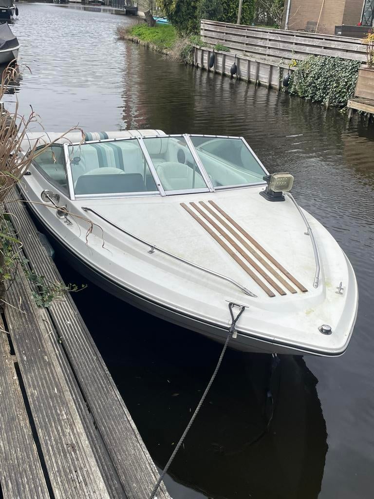 Sea Ray Seville - 157PK, 5,7m lang, 2,3m breed, Watersport en Boten, Speedboten, Ophalen, Gebruikt, Binnenboordmotor, 120 tot 200 pk