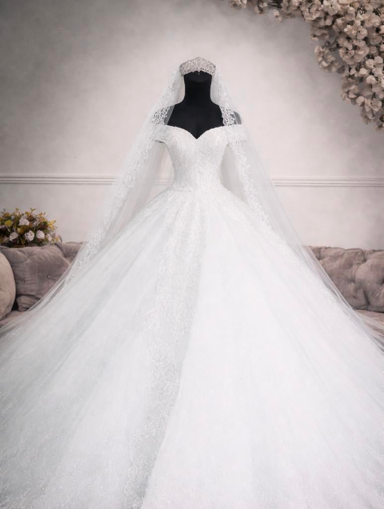 Bruidsjurk met sluier en tiara te huur, Ophalen, Zo goed als nieuw, Wit, Trouwjurk