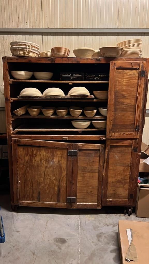 Antieke houten rijskast bakkerij, Ophalen