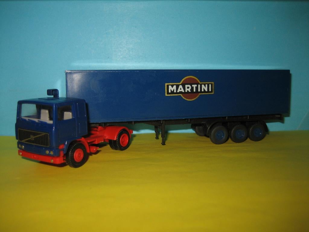 Martini  VOLVO 12  met oplegger  Herpa, Ophalen of Verzenden, Zo goed als nieuw, Bus of Vrachtwagen, Herpa