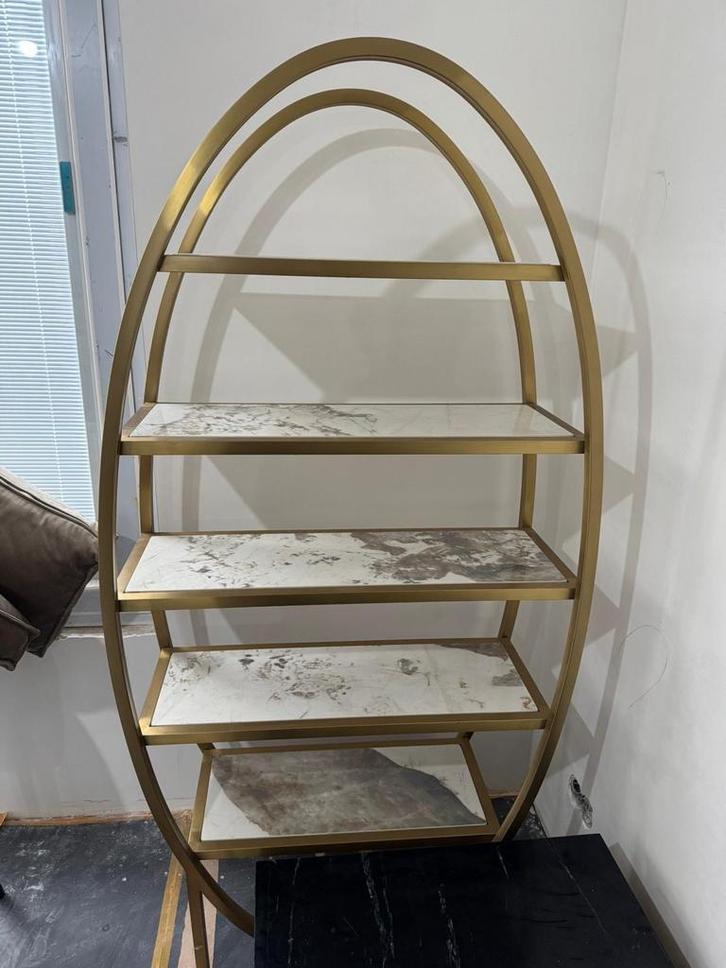 Gouden vitrinekast met marmeren planken, Huis en Inrichting, Kasten | Vitrinekasten, Zo goed als nieuw, 150 tot 200 cm, 50 tot 100 cm