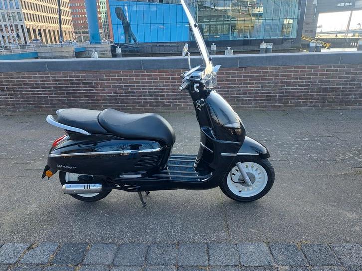 Peugeot Django Bromscooter - Gele Plaat - Weinig KM, Fietsen en Brommers, Scooters | Peugeot, Zo goed als nieuw, Overige modellen