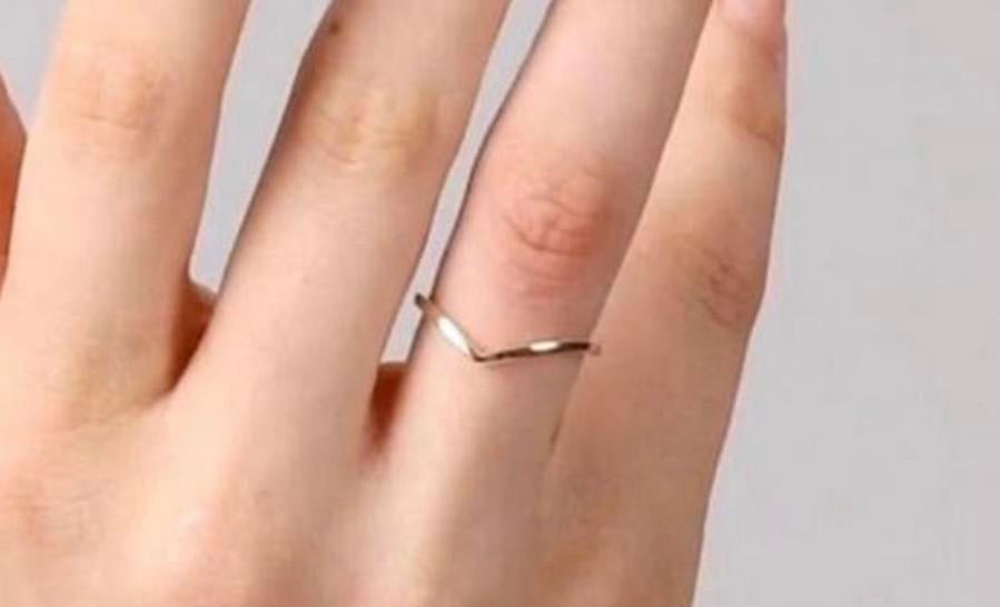 Cos Zilveren ring met V vorm, mooie dunne ring, maat 16/17, Sieraden, Tassen en Uiterlijk, Ophalen of Verzenden, Kleiner dan 17