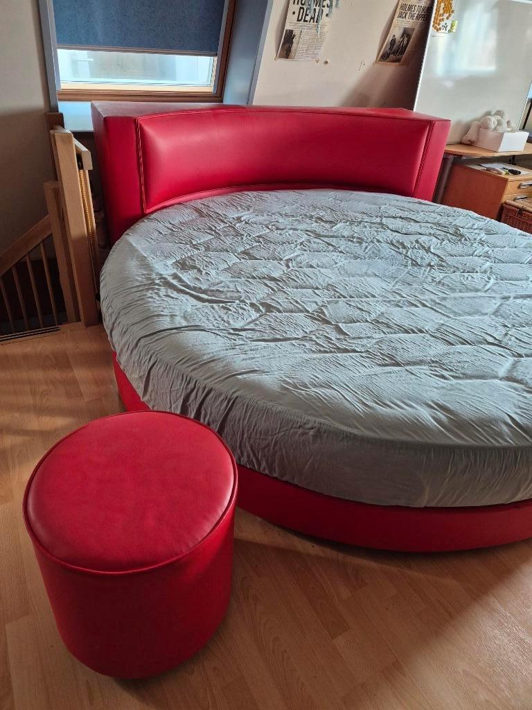 Rond resort bed met twee hockers doorsnede matras 230 cm, Ophalen, Overige materialen, Gebruikt, Tweepersoons