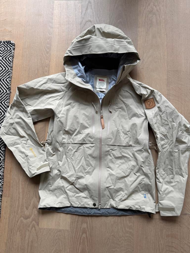Nieuw Fjallraven keb gtx jacket w maat m fossil gor-tex, Kleding | Dames, Jassen | Zomer, Verzenden, Nieuw, Maat 38/40 (M), Beige