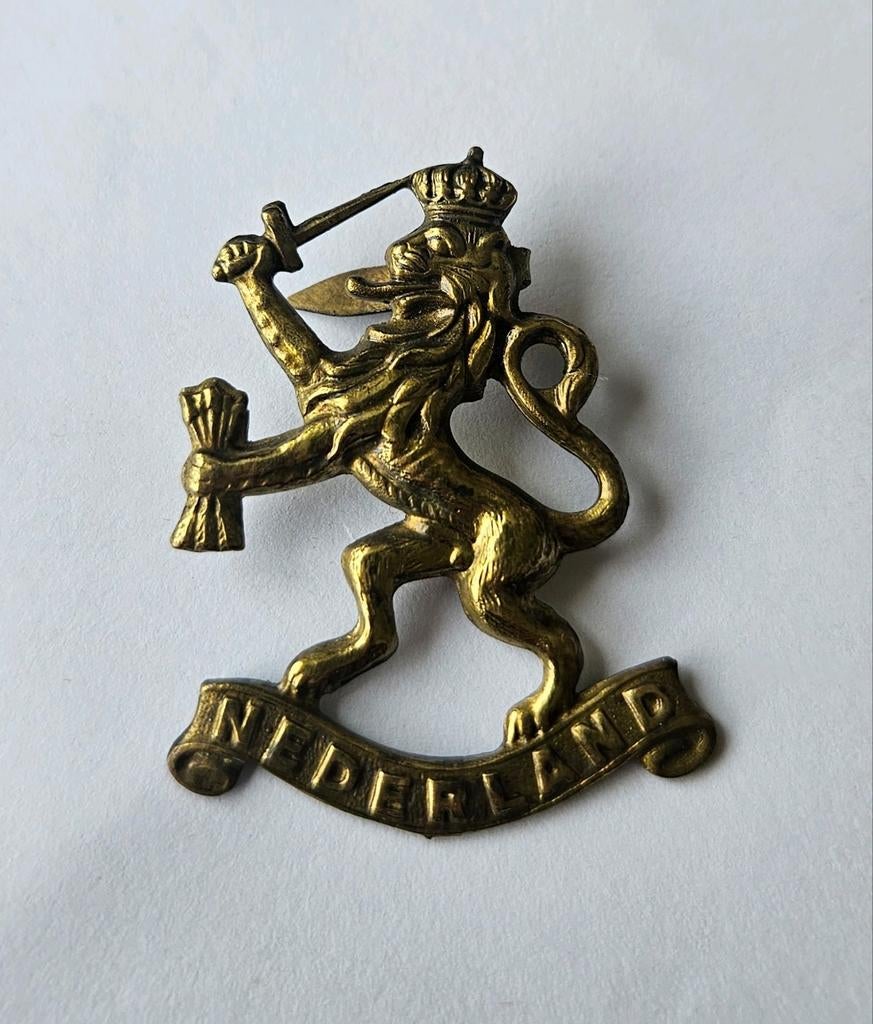 Petembleem Leeuwtje met buiglip, Verzamelen, Ophalen of Verzenden, Landmacht, Nederland, Embleem of Badge