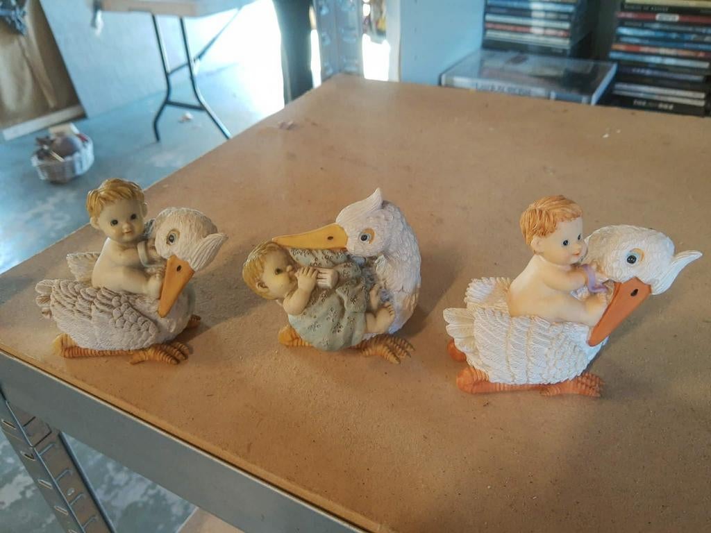 Set van 3 Beeldjes: Baby's op Pelikanen, Ophalen of Verzenden