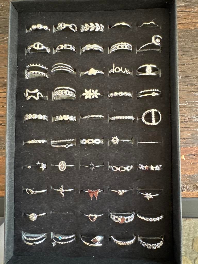 Grote collectie zilverkleurige ringen, diverse maten, Overige materialen, Ophalen of Verzenden, Zo goed als nieuw, Met edelsteen