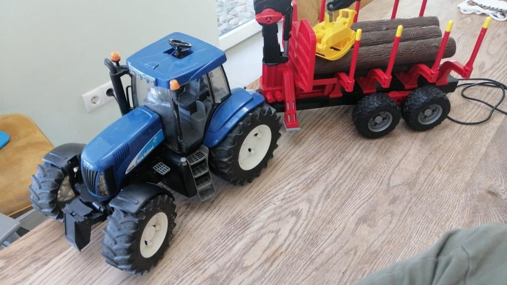 Bruder New Holland met bomenkar, Ophalen