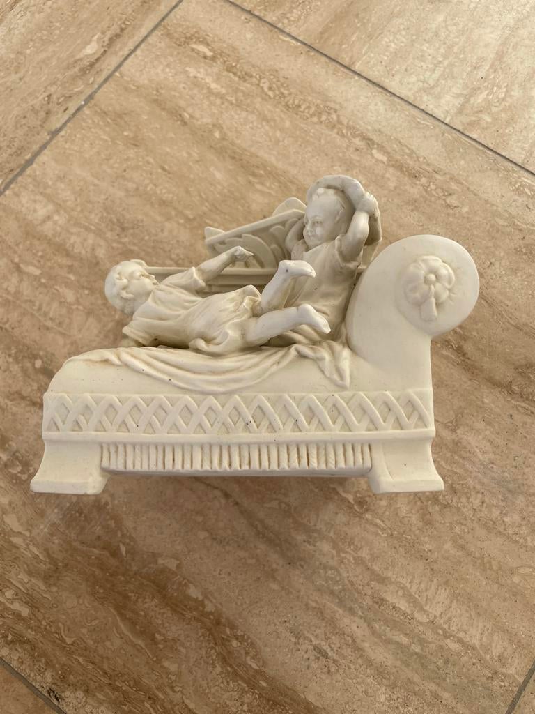 Antieke beeldje van putti op een sofa bescuit porselein, Ophalen of Verzenden